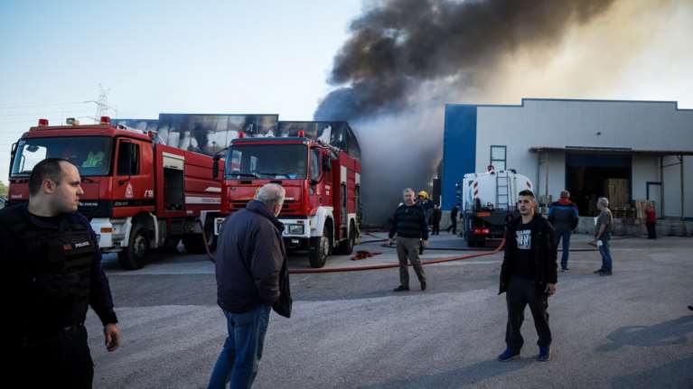 Μεγάλη φωτιά σε εργοστάσιο ανακύκλωσης μπαταριών στην Πάτρα