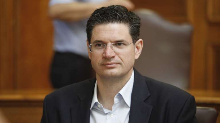 Επική ατάκα βουλευτή του ΣΥΡΙΖΑ: Θέλω να μιλήσω και άλλο γιατί ...γιορτάζω