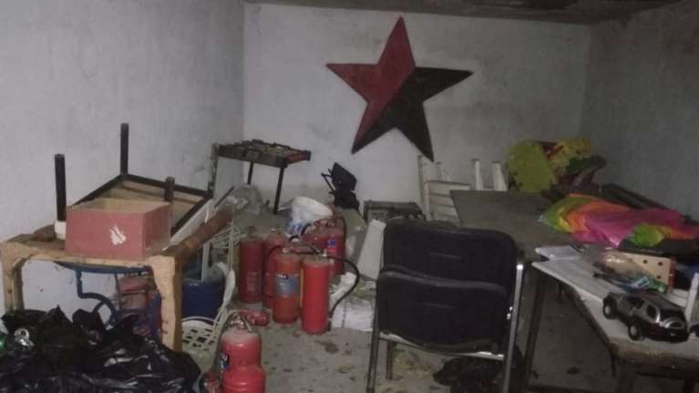 Οι πρώτες εικόνες της κατάληψης στο Μαρούσι - Κοντάρια και κράνη