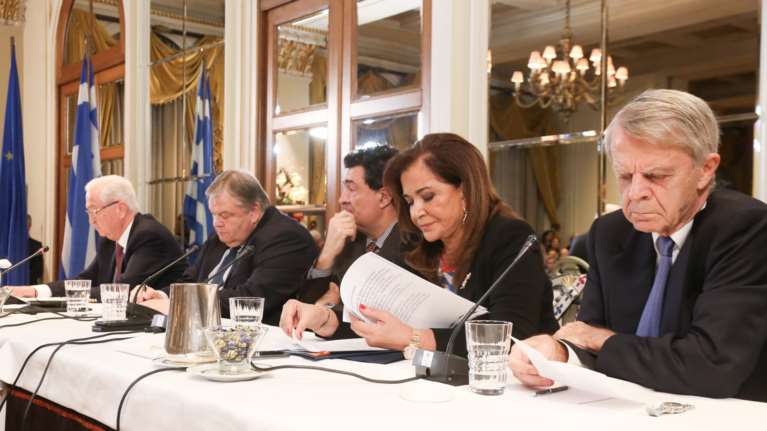 Αψιμαχία Βενιζέλου-Ντόρας: «Μιλάει το τότε ΠΑΣΟΚ»-«Είστε ντεμοντέ» [βίντεο]