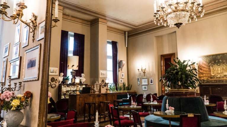 Μέσα στο μοναδικό μεγαλοπρεπές μπιστρό του Δημοτικού Θεάτρου Πειραιά