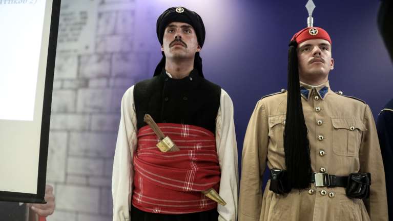 Η προεδρική φρουρά φορά την παραδοσιακή ενδυμασία της Θράκης