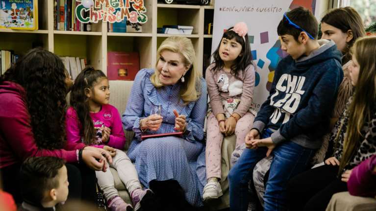 Μαριάννα Βαρδινογιάννη: Επίσκεψη αγάπης σε άπορες οικογένειες