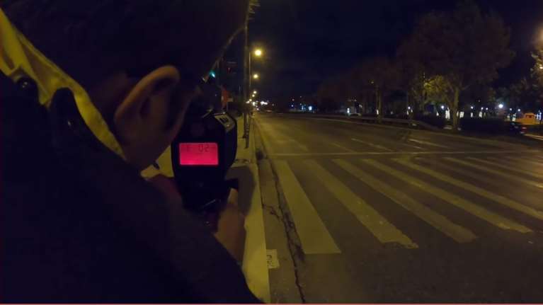 Η ΕΛΑΣ παίρνει άδειες και πινακίδες από «κοντράκηδες»