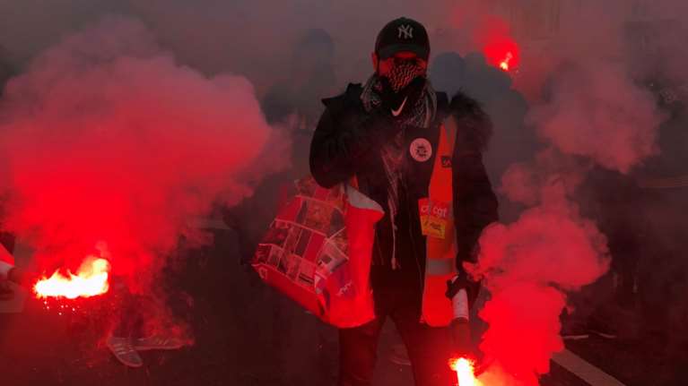 Χάος στη Γαλλία: Aπεργοί έκοψαν το ρεύμα σε χιλιάδες σπίτια