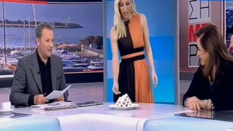 Η Ντόρα στον ΣΚΑΪ με κουραμπιέδες -Εδωσε τη συνταγή της προγιαγιάς [βίντεο]