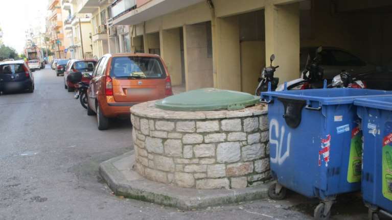 Καλαμάτα: Από θαύμα ζει το μωρό στον κάδο - Χάλασε το απορριμματοφόρο