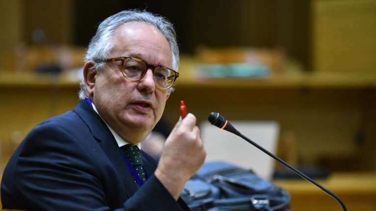 Με παραίτηση απειλεί ο Αλιβιζάτος για την αστυνομική βία