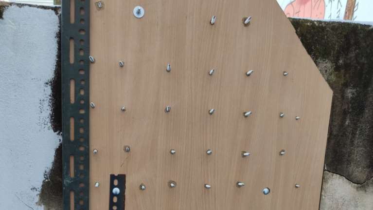 Κουκάκι: Αυτή είναι η πόρτα-παγίδα με καρφιά στην κατάληψη [εικόνες]