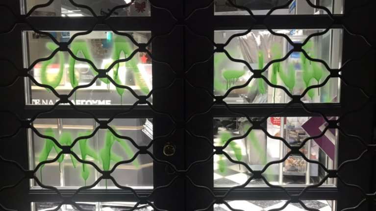 Καταδρομική επίθεση στη Μητροπόλεως-Ζημιές σε μαγαζιά &amp; ATM