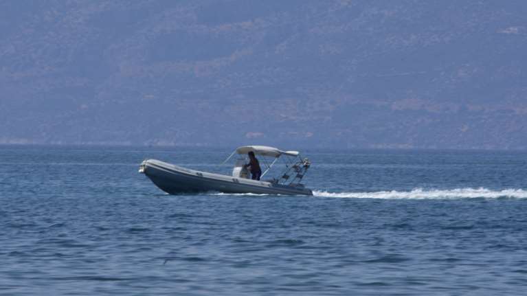 Ταχύπλοο εμβόλισε βάρκα στη Γλυφάδα - Τραυματίας ο ψαράς