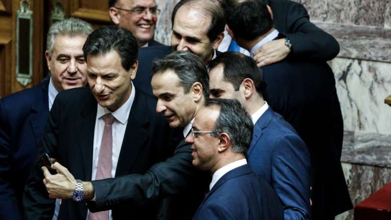 Οι σέλφις Μητσοτάκη &amp; υπουργών μετά το ΝΑΙ στον προυπολογισμό