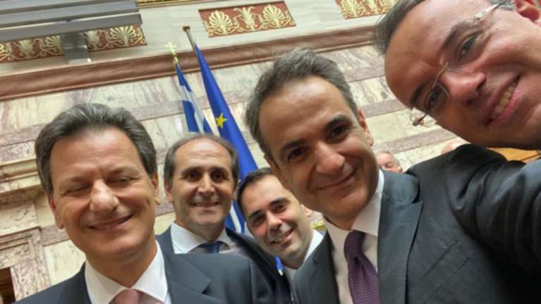 H selfie Μητσοτάκη στο Instagram με το οικονομικό επιτελείο
