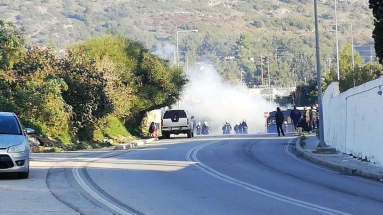 Χημικά και πετροπόλεμος στη Σάμο μεταξύ προσφύγων &amp; Αστυνομίας [βίντεο]