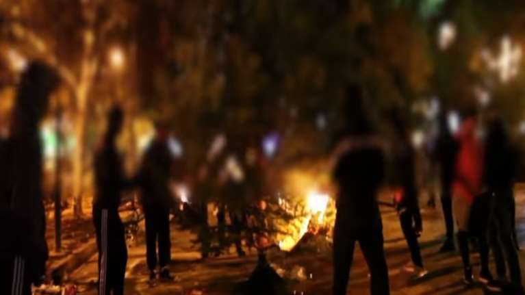 Ετσι έκαψαν το χριστουγεννιάτικο δέντρο στα Εξάρχεια (βίντεο)