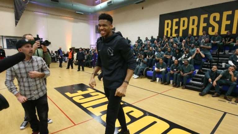 Ο Γιάννης έπαιξε μπάσκετ με κρατούμενους σε φυλακή [βίντεο]