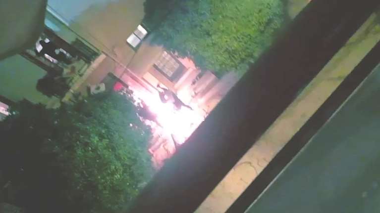 Η στιγμή που ο καταληψίας πετά «τούβλα» στους αστυνομικούς