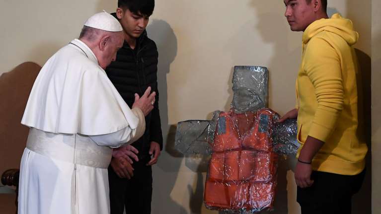 Ο Πάπας με πρόσφυγες από την Λέσβο - Η συγκλονιστική φωτογραφία