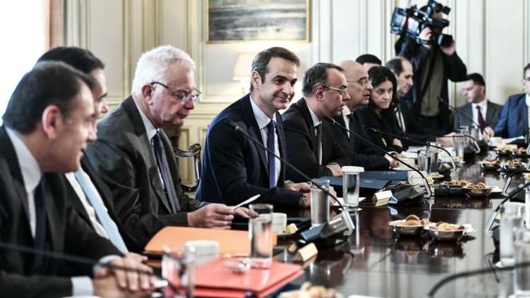 Δημοσκόπηση: Θετικό βαθμό για την κυβέρνηση Μητσοτάκη