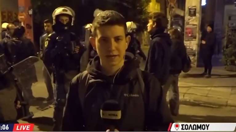 Ρεπόρτερ του Kontra έγινε viral και... καίει επαναστατικές καρδιές [βίντεο]