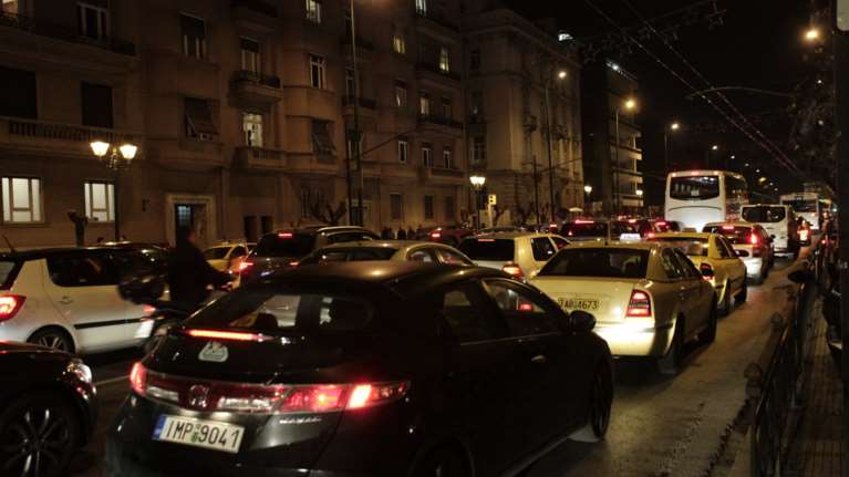 Κίνηση: «Κόλαση» στους δρόμους της Αθήνας - Ουρές χιλιομέτρων