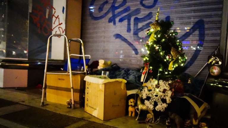 Συγκινητικό: Αστεγος στόλισε δέντρο στο σημείο που κοιμάται