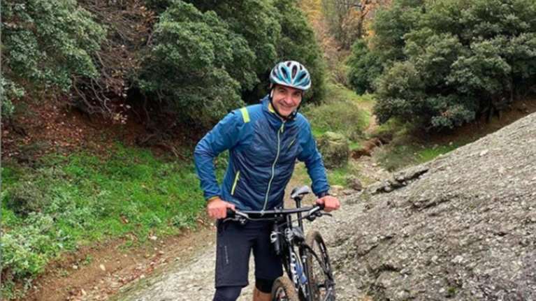 Ο Μητσοτάκης κάνει mountain bike στα Μετέωρα [φωτο]