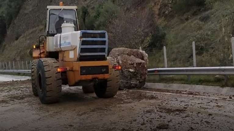 Τεράστιος βράχος από το βουνό κατέληξε στην… Εγνατία Οδό!