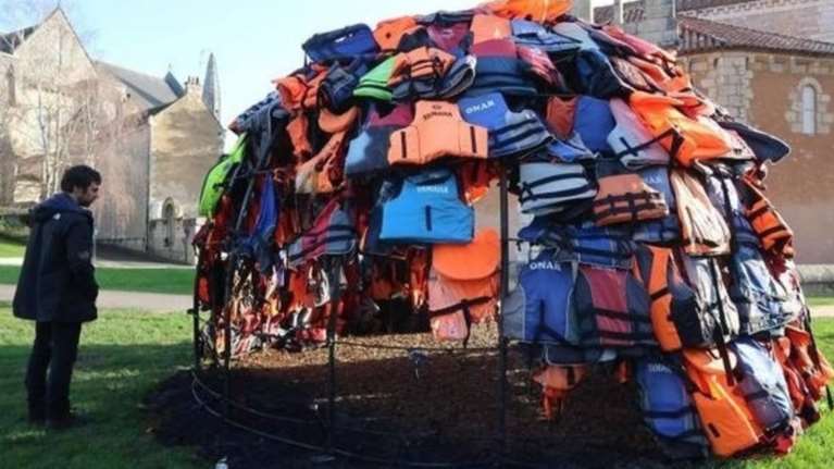 Εμπρησμός σε έργο Έλληνα καλλιτέχνη για το προσφυγικό