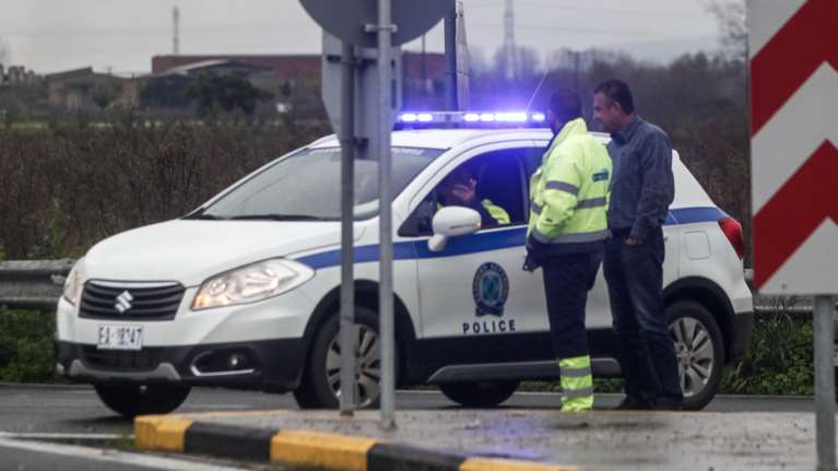 Ένοπλη ληστεία στη Γλυφάδα: Άρπαξαν τις εισπράξεις εστιατορίου και εξαφανίστηκαν