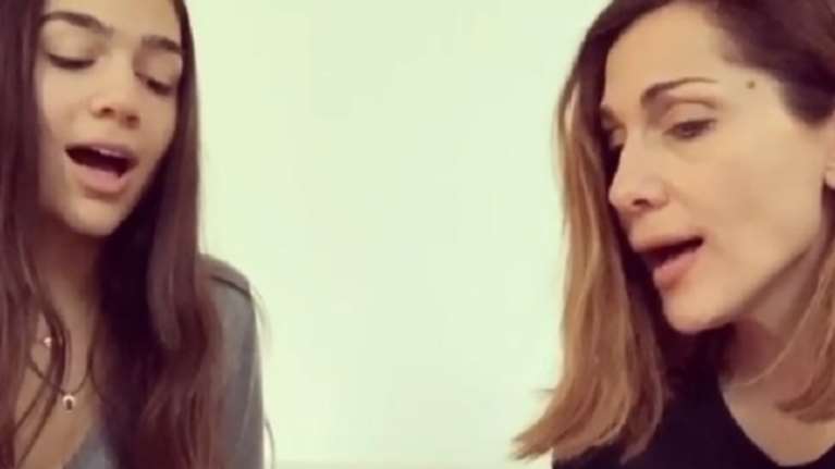 Το υπέροχο ντουέτο της Δέσποινας Βανδή με την κόρη της Μελίνα [βίντεο]