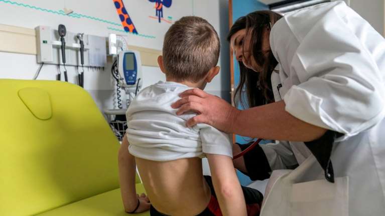 Ίωση του παιδιού σας στις διακοπές; Τι να κάνετε