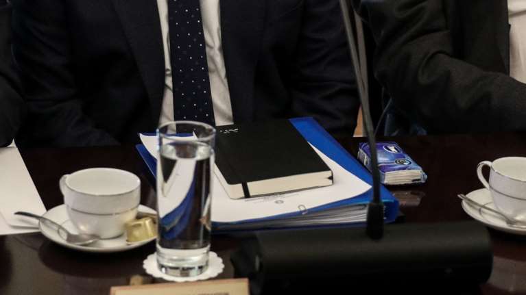 Χριστουγεννιάτικο δώρο Μητσοτάκη στους υπουργούς - Τι τους έδωσε [εικόνες]