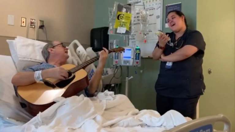 Νοσοκόμα και καρκινοπαθής τραγουδούν το «Αγια Νύχτα» [βίντεο]