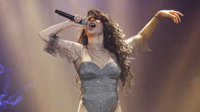 Πάολα: Μένει και με τον άντρα της και και τον σύντροφό της!