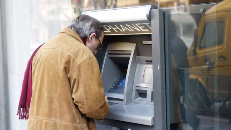 Τι να προσέχετε στις συναλλαγές σας στα ΑΤΜ τα Χριστούγεννα