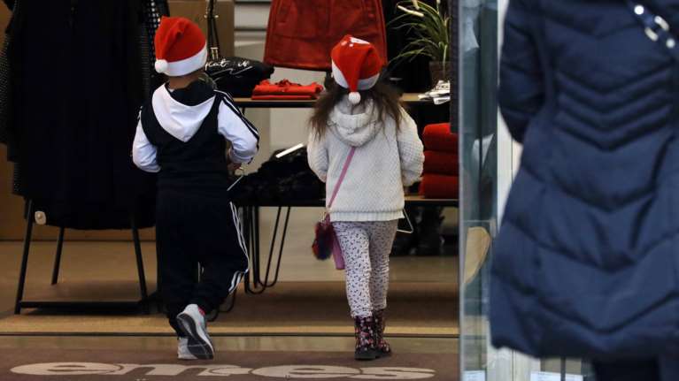 Μπαράζ ληστειών σε παρέες παιδιών που έλεγαν τα κάλαντα