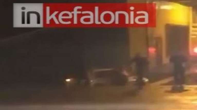 Κεφαλονιά: ΙΧ έπεσε στη θάλασσα από τον καταπέλτη του πλοίου  [βίντεο]