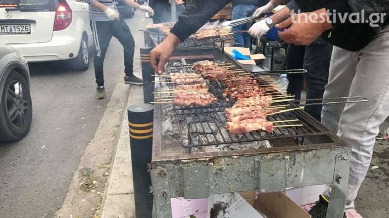 Θεσσαλονίκη: H πόλη γιορτάζει την Παραμονή...ψήνοντας!
