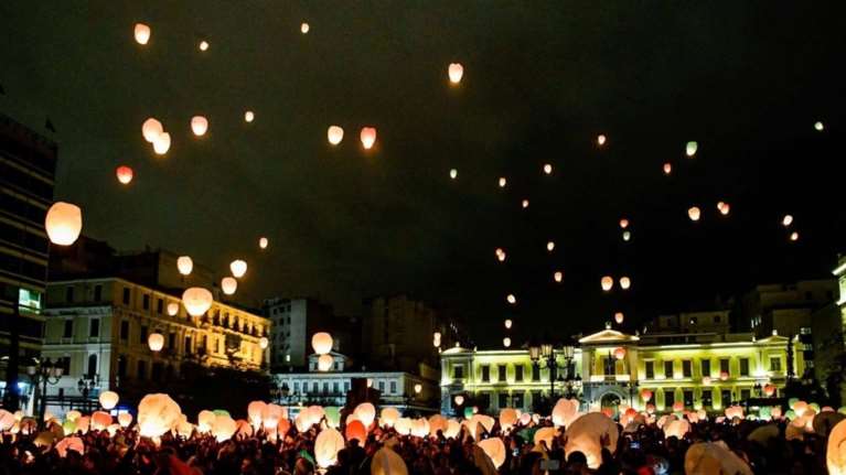 Η Αθήνα πλημμύρισε με τη χριστουγεννιάτικη «νύχτα των ευχών»