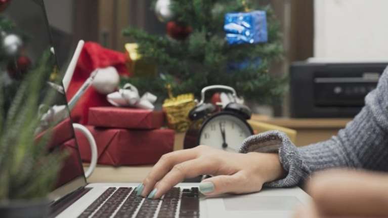 Δουλεύεις Χριστούγεννα &amp; Πρωτοχρονιά; -Τόσα χρήματα δικαιούσαι