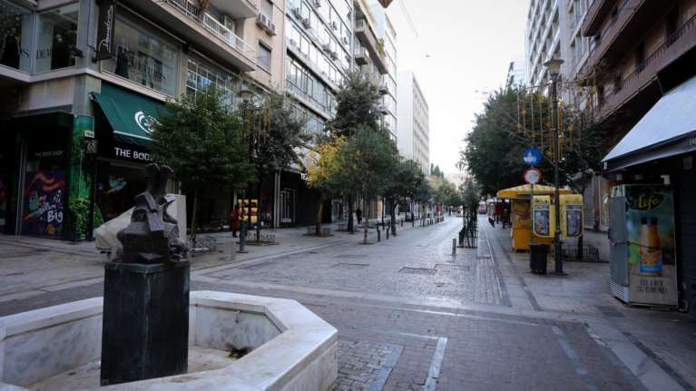 Πρωί Χριστουγέννων: Αδεια, ήρεμη &amp; μοναδική σε ησυχία η Αθήνα [εικόνες]