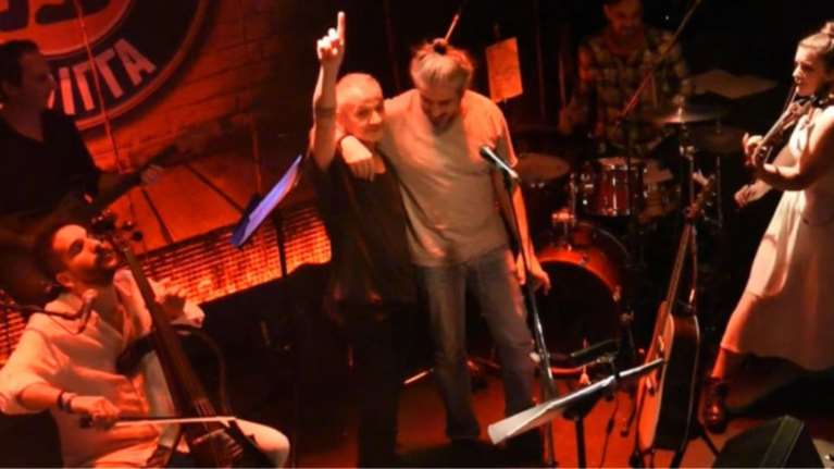 Θηβαίος - Χαρούλης μαζί στη σκηνή για τον Θάνο Μικρούτσικο {βίντεο}