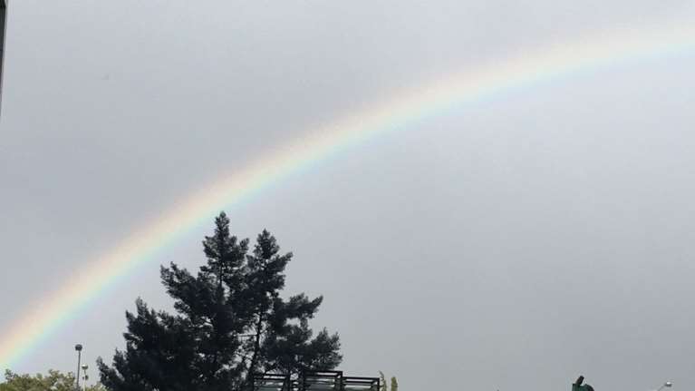 Το... Χριστουγεννιάτικο ουράνιο τόξο στην Αττική [εικόνες]