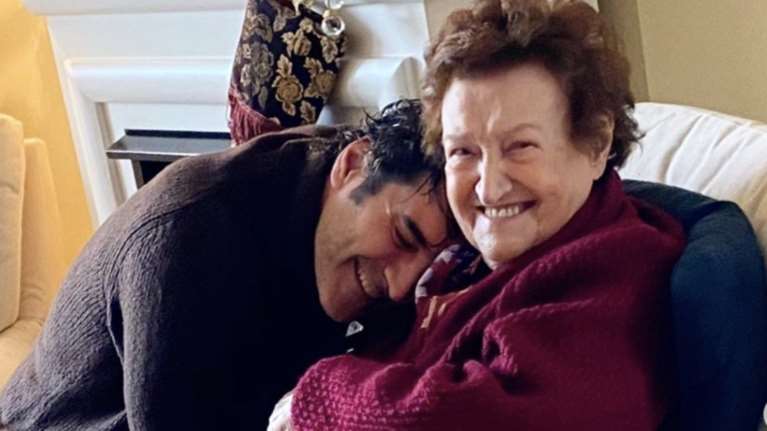 Ο Χριστόφορος Παπακαλιάτης αγκαλιά με την αγαπημένη του γιαγιά [εικόνα]