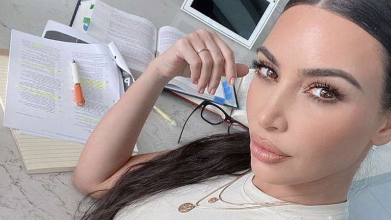 Η Κιμ Καρντάσιαν φωτογραφίζεται αλά... Ελίζαμπεθ Τέιλορ [εικόνες]