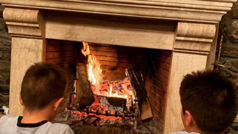 Χριστούγεννα στις Σέρρες για τη Φαίη Σκορδά με τους γιους της [εικόνα]