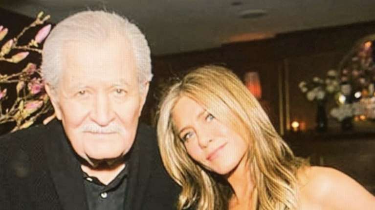 Η Τζένιφερ Ανιστον σε σπάνια φωτογραφία με τον πατέρα της [εικόνα]