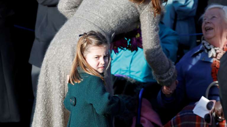 Η μικρή Σάρλοτ έκλεψε την παράσταση -Δεν έδινε τα λουλούδια που της χάρισαν