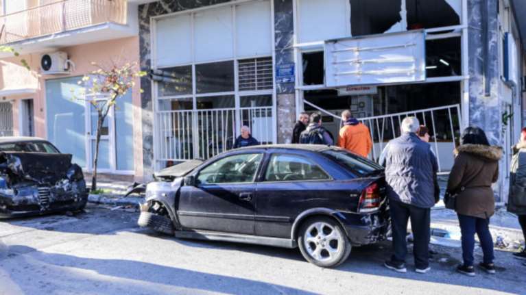 Βίντεο-ντοκουμέντο: Το αυτοκίνητο «καρφώνεται» στη βιτρίνα στον Κολωνό